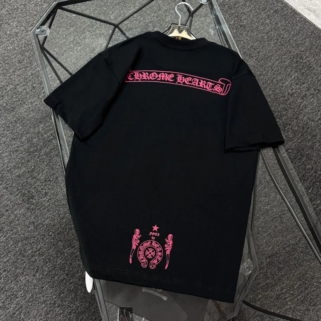 P170 Chrome Hearts Chrome Hearts 25 high version. The fabric is made of 300 grams of high-density pure cotton. It does not deform or shrink. It has three labels. It is the same style for men and women. Technology: suede foam printing. Color: white, black. SIZE: S-XL.